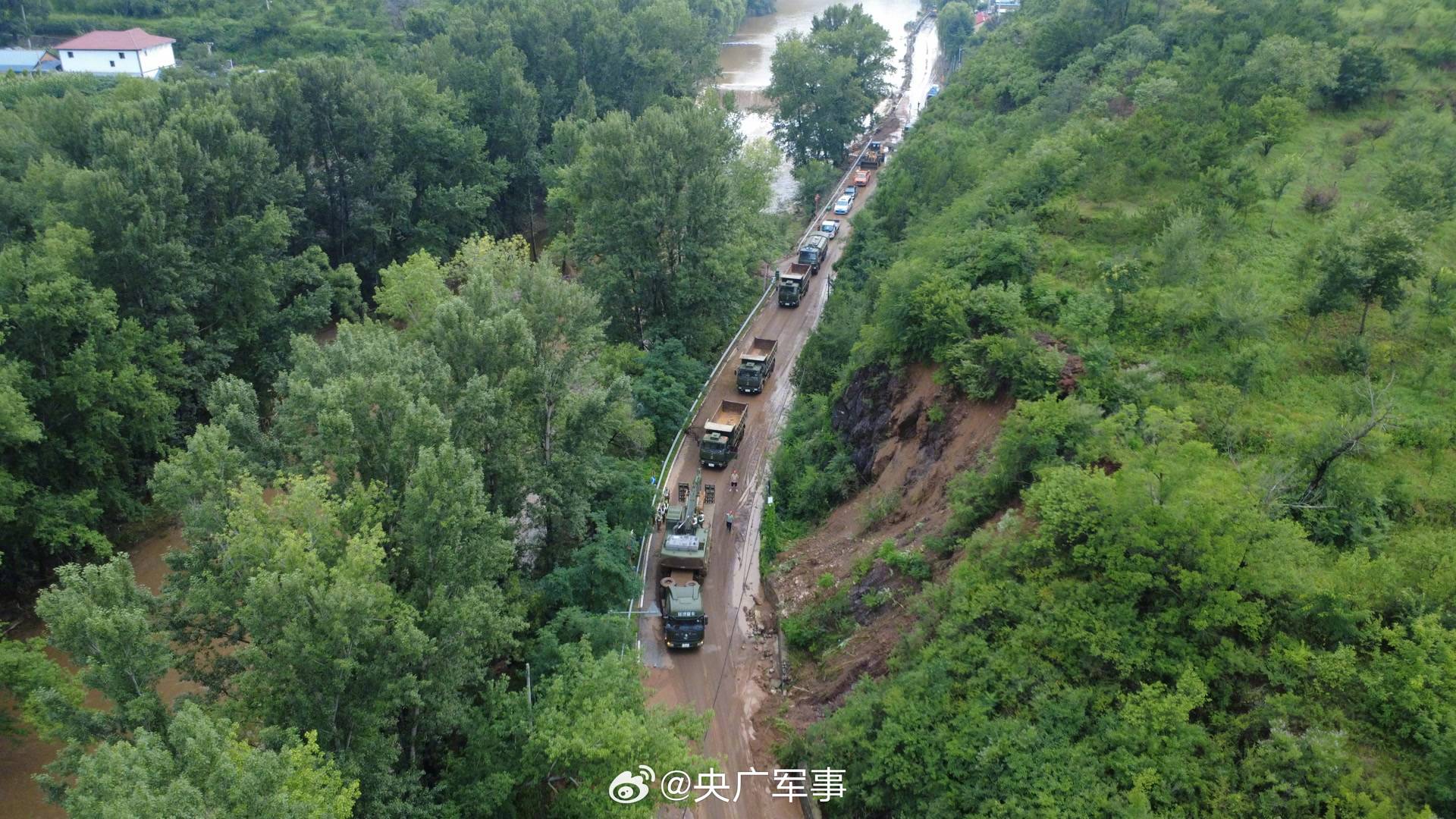 子弟兵攜大型機械設(shè)備赴北京延慶搶險救援:機械設(shè)備