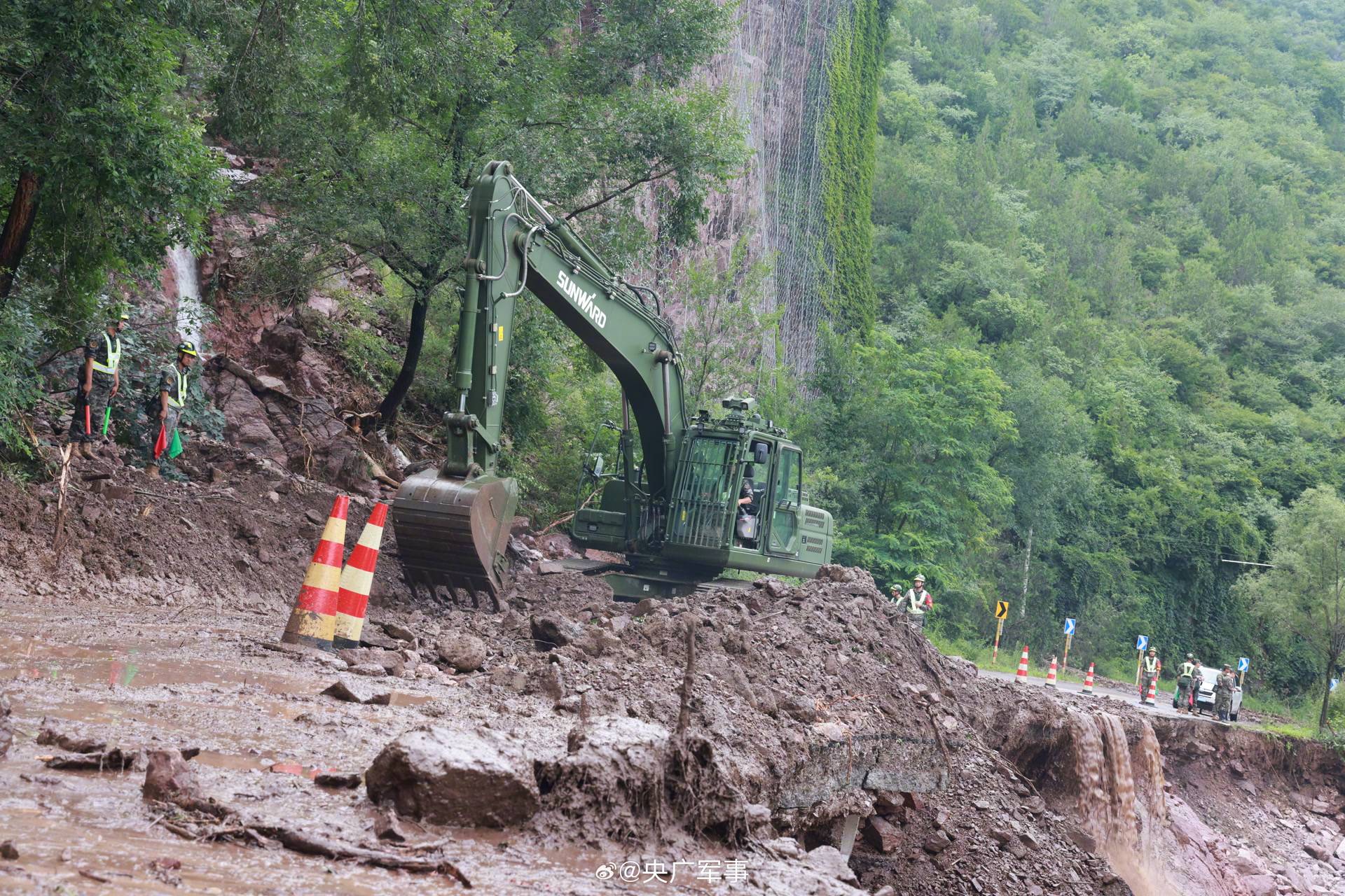 子弟兵攜大型機械設(shè)備赴北京延慶搶險救援:機械設(shè)備